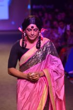 Sunil Grover walk the ramp for Mandira Bedi Show on day 3 of Myntra fashion week on 5th Oct 2014 (337)_54313f65af06c.JPG
