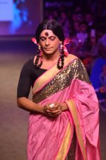 Sunil Grover walk the ramp for Mandira Bedi Show on day 3 of Myntra fashion week on 5th Oct 2014 (338)_54313f6de6b72.JPG