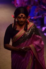 Sunil Grover walk the ramp for Mandira Bedi Show on day 3 of Myntra fashion week on 5th Oct 2014 (341)_54313f8419d4a.JPG