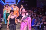 Sunil Grover, Mandira Bedi walk the ramp for Mandira Bedi Show on day 3 of Myntra fashion week on 5th Oct 2014 (395)_54313eac13f6f.JPG
