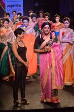 Sunil Grover, Mandira Bedi walk the ramp for Mandira Bedi Show on day 3 of Myntra fashion week on 5th Oct 2014 (409)_54314139bc0d0.JPG