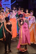 Sunil Grover, Mandira Bedi walk the ramp for Mandira Bedi Show on day 3 of Myntra fashion week on 5th Oct 2014 (413)_5431415032453.JPG
