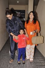 Sushmita Sen snapped with family at PVR on 4th Oct 2014 (12)_5430d62819605.JPG