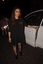Alia Bhatt snapped with her best friend in Pali Hill on 5th Oct 2014 (5)_54321e5ab545b.JPG