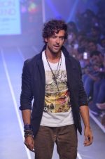 Hrithik Roshan walks for HRX at Myntra Fashion Weekend Finale in Mumbai on 5th Oct 2014 (67)_54321ee720a78.JPG