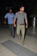 John Abraham snapped at domestic airport in Mumbai on 5th Oct 2014 (6)_54321ee099ef7.JPG