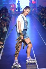 Model walks for HRX at Myntra Fashion Weekend Finale in Mumbai on 5th Oct 2014 (81)_54322000be0f8.JPG