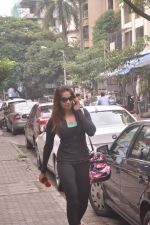 Bipasha Basu snapped post her workout in Bandra, Mumbai on 7th Oct 2014 (13)_5434d4ec65e4a.JPG