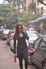 Bipasha Basu snapped post her workout in Bandra, Mumbai on 7th Oct 2014 (14)_5434d5726f4be.JPG