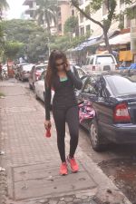 Bipasha Basu snapped post her workout in Bandra, Mumbai on 7th Oct 2014 (17)_5434d4fa0bcbd.JPG