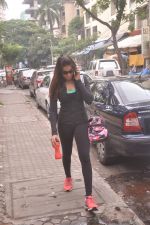 Bipasha Basu snapped post her workout in Bandra, Mumbai on 7th Oct 2014 (18)_5434d50085d5a.JPG