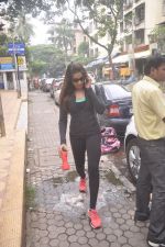 Bipasha Basu snapped post her workout in Bandra, Mumbai on 7th Oct 2014 (20)_5434d509a36d1.JPG