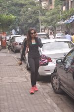Bipasha Basu snapped post her workout in Bandra, Mumbai on 7th Oct 2014 (8)_5434d4d780d2a.JPG