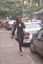 Bipasha Basu snapped post her workout in Bandra, Mumbai on 7th Oct 2014 (9)_5434d4dbe0cf2.JPG