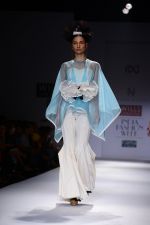 Model walk the ramp for Alpana Neeraj Show on wills day 1 on 8th Oct 2014  (53)_54355f8be1a40.JPG