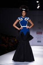 Model walk the ramp for Alpana Neeraj Show on wills day 1 on 8th Oct 2014  (72)_54355fc584af8.JPG