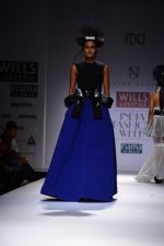 Model walk the ramp for Alpana Neeraj Show on wills day 1 on 8th Oct 2014  (81)_54355fdd96f78.JPG