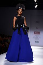 Model walk the ramp for Alpana Neeraj Show on wills day 1 on 8th Oct 2014  (87)_54355fed13142.JPG