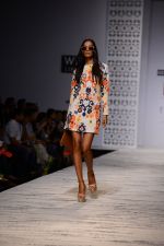 Model walk the ramp for Hemant and Nandita Show on wills day 1 on 8th Oct 2014  (9)_543560561ff5c.JPG