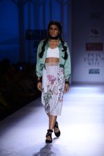 Model walk the ramp for geisha designs Show on wills day 1 on 8th Oct 2014 (14)_54355d2e1d2d7.JPG