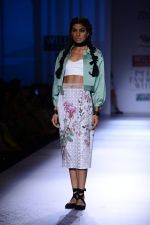 Model walk the ramp for geisha designs Show on wills day 1 on 8th Oct 2014 (15)_54355d3021689.JPG