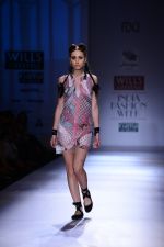 Model walk the ramp for geisha designs Show on wills day 1 on 8th Oct 2014 (43)_54355d6674e35.JPG
