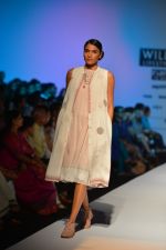 Model walk the ramp for Eka Show on wills day 2 on 9th Oct 2014 (118)_54367a6a04530.JPG