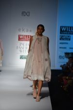 Model walk the ramp for Eka Show on wills day 2 on 9th Oct 2014 (143)_54367a8aa729c.JPG