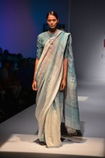 Model walk the ramp for Eka Show on wills day 2 on 9th Oct 2014 (56)_54367a18b3144.JPG