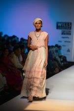 Model walk the ramp for Eka Show on wills day 2 on 9th Oct 2014 (80)_54367a35d1cd5.JPG