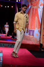 Model walk the ramp for Tarun Tahiliani Show on wills day 1 on 8th Oct 2014 (103)_5436173a4ce89.JPG