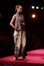 Model walk the ramp for Tarun Tahiliani Show on wills day 1 on 8th Oct 2014 (145)_543617d6a9a26.JPG
