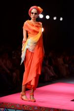 Model walk the ramp for Tarun Tahiliani Show on wills day 1 on 8th Oct 2014 (17)_543616037cbfb.JPG