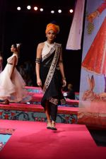 Model walk the ramp for Tarun Tahiliani Show on wills day 1 on 8th Oct 2014 (178)_5436184b5cfda.JPG