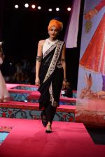 Model walk the ramp for Tarun Tahiliani Show on wills day 1 on 8th Oct 2014 (179)_5436184eafff5.JPG