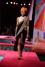 Model walk the ramp for Tarun Tahiliani Show on wills day 1 on 8th Oct 2014 (180)_54361851dfc93.JPG