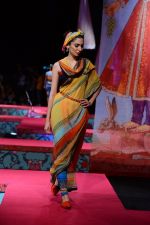 Model walk the ramp for Tarun Tahiliani Show on wills day 1 on 8th Oct 2014 (272)_543619976fcec.JPG