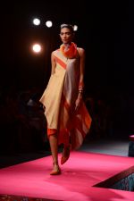 Model walk the ramp for Tarun Tahiliani Show on wills day 1 on 8th Oct 2014 (32)_54361638ae7e9.JPG