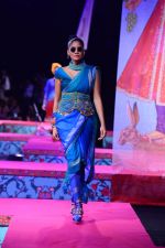 Model walk the ramp for Tarun Tahiliani Show on wills day 1 on 8th Oct 2014 (322)_54361a503076d.JPG