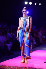 Model walk the ramp for Tarun Tahiliani Show on wills day 1 on 8th Oct 2014 (347)_54361ab4a47a6.JPG
