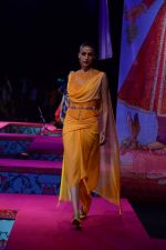 Model walk the ramp for Tarun Tahiliani Show on wills day 1 on 8th Oct 2014 (387)_54361b59100d0.JPG