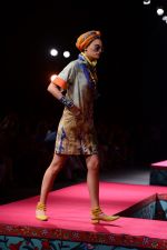 Model walk the ramp for Tarun Tahiliani Show on wills day 1 on 8th Oct 2014 (95)_5436171aa9ec3.JPG