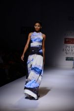 Model walk the ramp for Gauri Nainika Show on wills day 2 on 9th Oct 2014 (86)_543770d7a3659.JPG