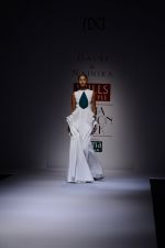 Model walk the ramp for Gauri Nainika Show on wills day 2 on 9th Oct 2014 (99)_543770ee31bbe.JPG