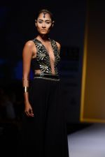 Model walk the ramp for Malini Ramani Show on wills day 2 on 9th Oct 2014 (111)_543770dec9a72.JPG