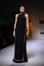 Model walk the ramp for Malini Ramani Show on wills day 2 on 9th Oct 2014 (115)_543770e5319a6.JPG