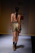 Model walk the ramp for Malini Ramani Show on wills day 2 on 9th Oct 2014 (142)_5437711383784.JPG