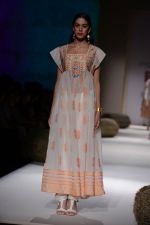 Model walk the ramp for Payal Pratap Show on wills day 2 on 9th Oct 2014 (132)_54376fe7e1bf6.JPG