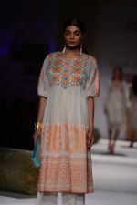 Model walk the ramp for Payal Pratap Show on wills day 2 on 9th Oct 2014 (138)_54376ff3d64bf.JPG