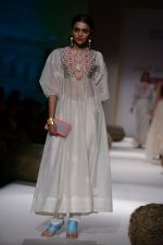 Model walk the ramp for Payal Pratap Show on wills day 2 on 9th Oct 2014 (154)_5437702bcd8a1.JPG